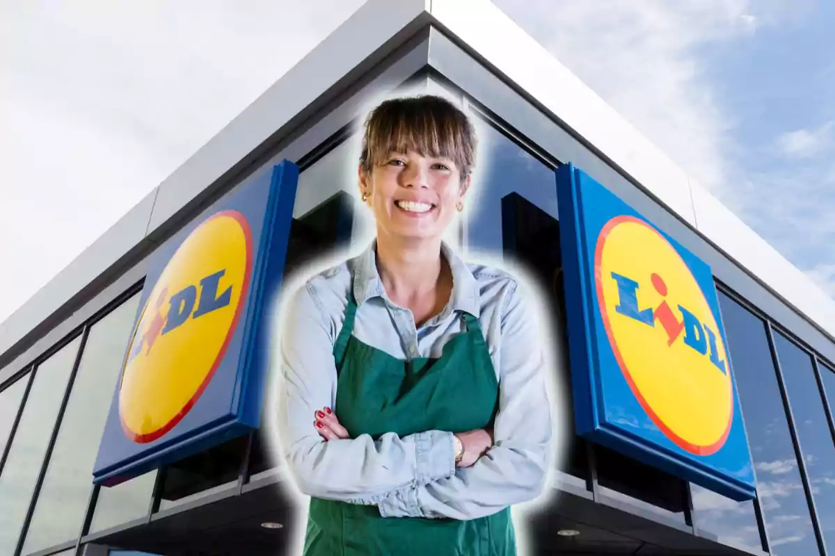 Una persona sonriente con delantal verde frente a un edificio con el logo de Lidl.