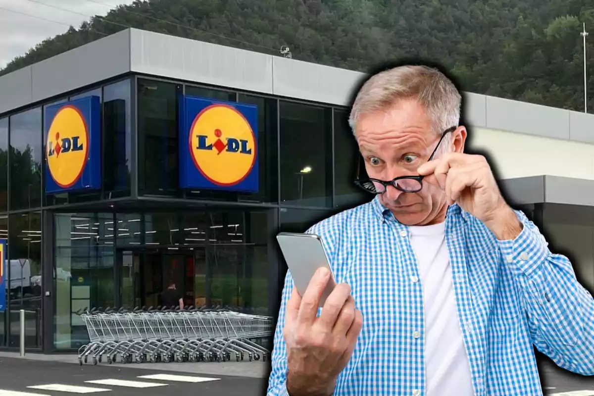 Hombre sorprendido mirando su teléfono frente a una tienda de supermercado.