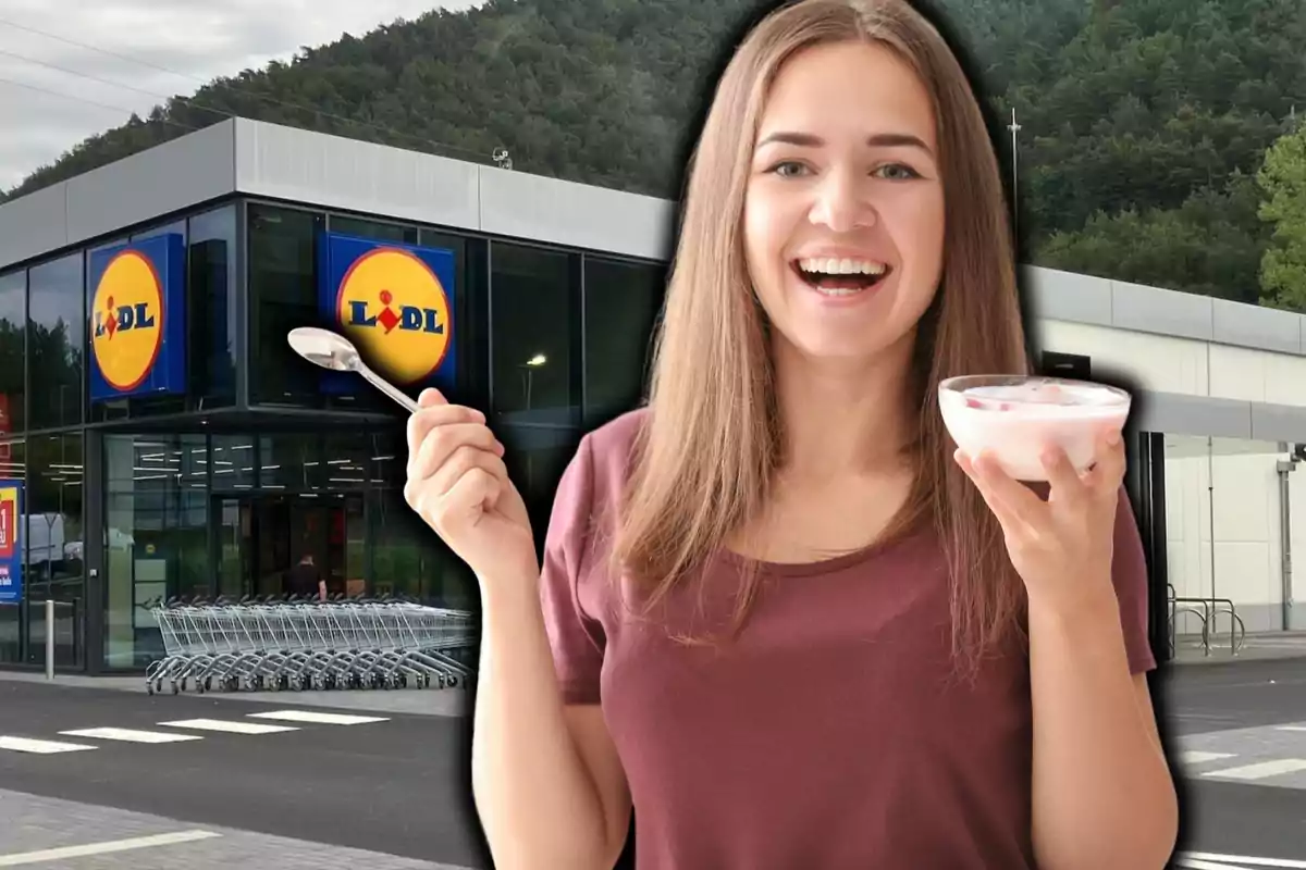 Una mujer sonriente sostiene un tazón de yogur con una cuchara frente a una tienda de Lidl.