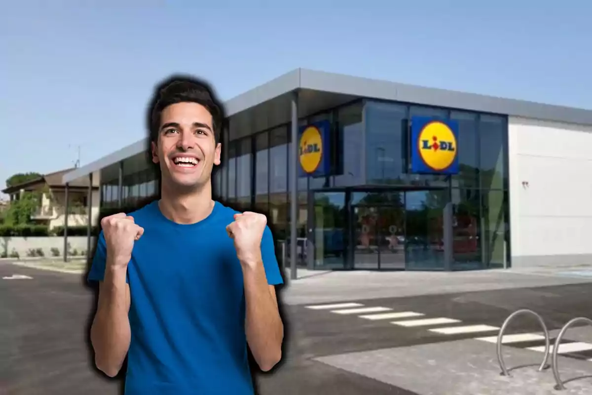 Un hombre sonriente con camiseta azul está frente a un supermercado Lidl.