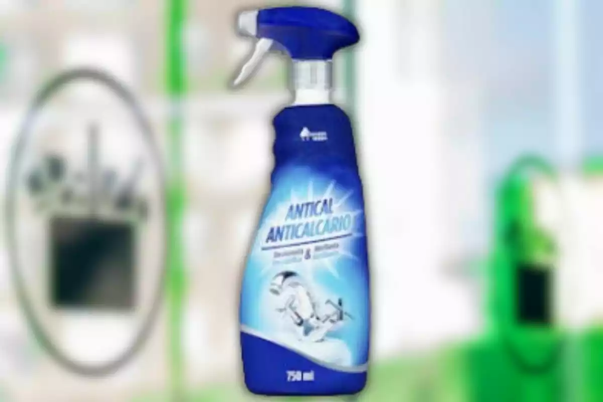 Botella de limpiador anticalcáreo con atomizador azul y fondo desenfocado. Botella de limpiador anticalcáreo con atomizador azul y fondo desenfocado.