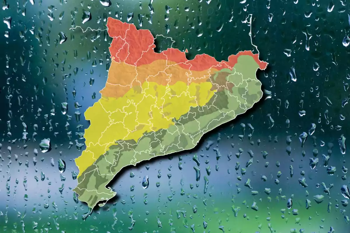 Mapa de Cataluña con diferentes zonas de colores sobre un fondo de gotas de lluvia en un cristal.