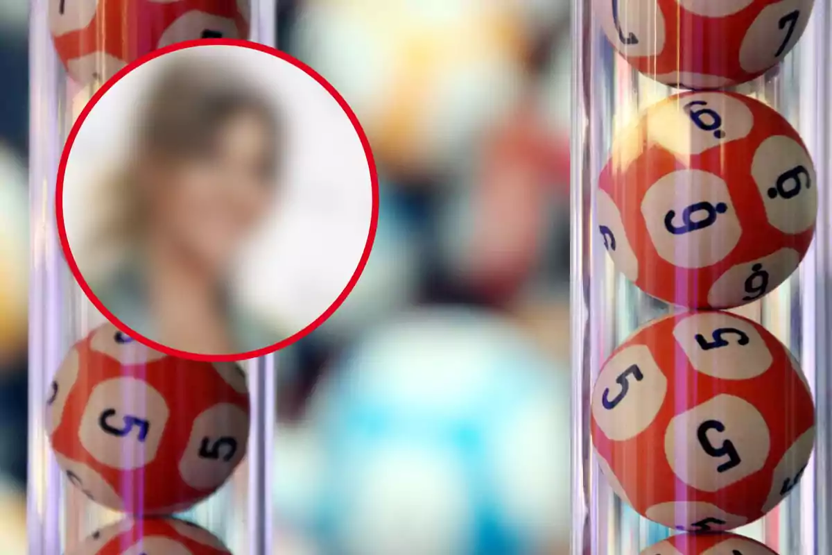 Bolas de lotería numeradas en un tubo transparente con un rostro desenfocado en un círculo rojo.