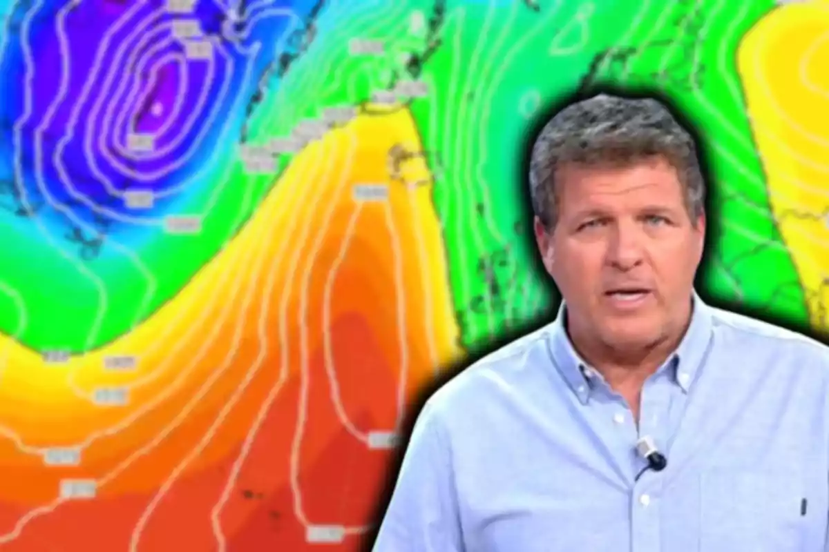 Hombre presentando el pronóstico del tiempo con un mapa meteorológico colorido de fondo.