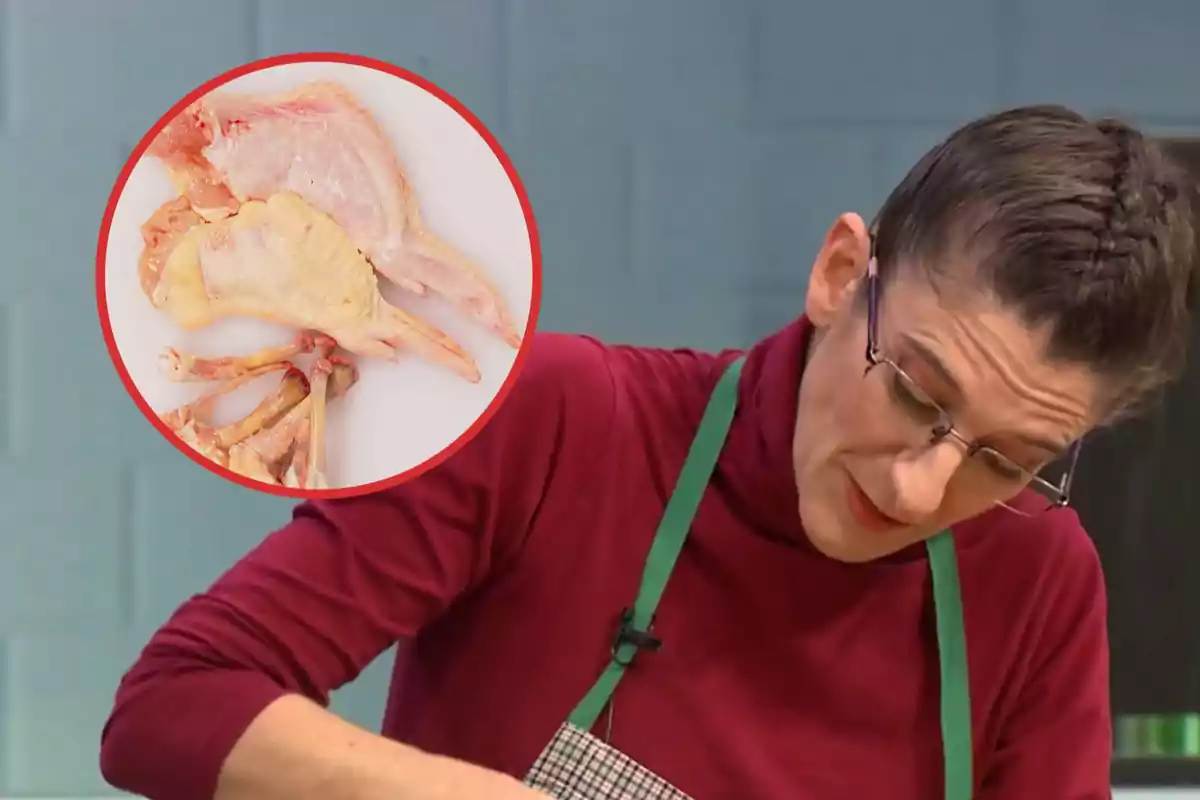 Una persona con gafas y delantal verde está cocinando, mientras que en un círculo se muestra un primer plano de piezas de pollo crudo.