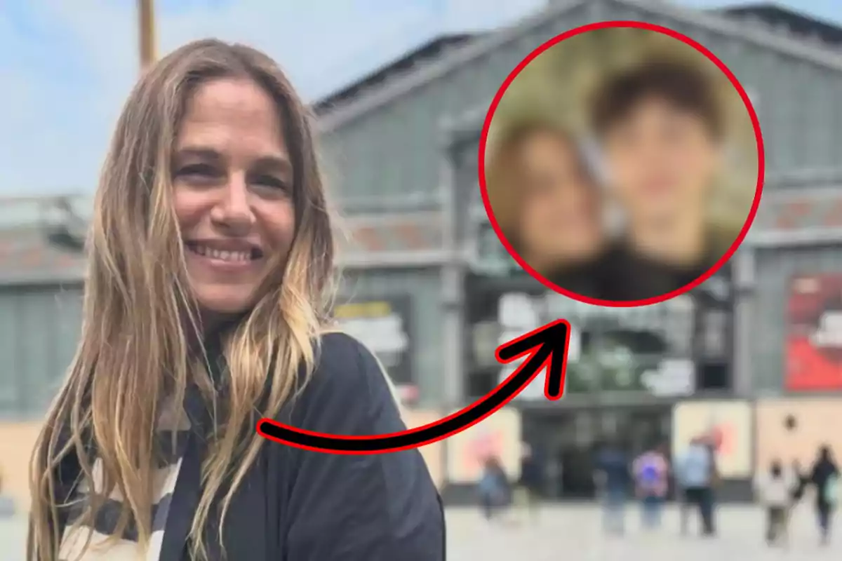 Una persona sonriendo al aire libre con un edificio de fondo y un círculo rojo resaltando una imagen borrosa.