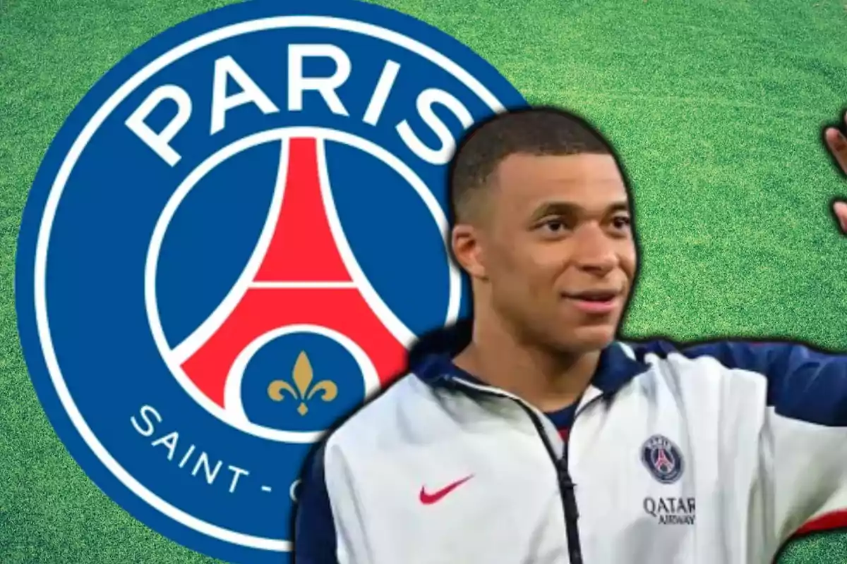 Un jugador de fútbol con una chaqueta del Paris Saint-Germain (PSG) está saludando, con el logo del equipo en el fondo sobre un campo de césped.