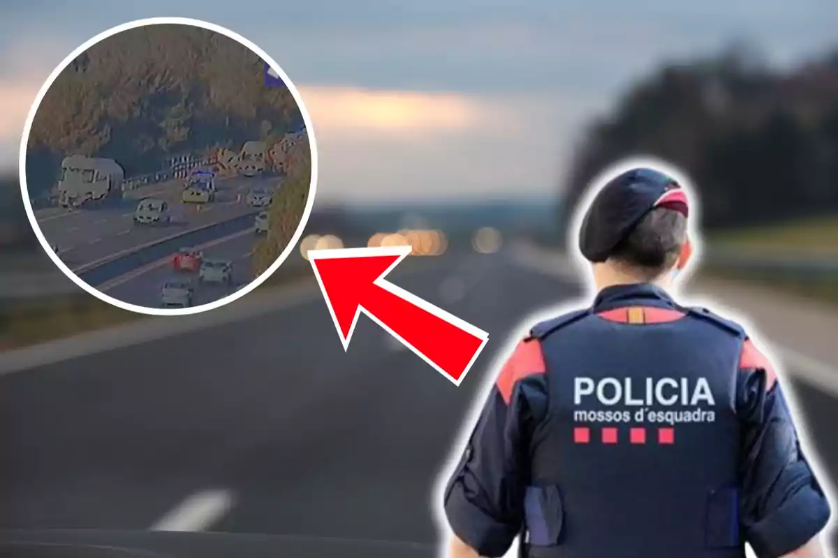 Un agente de policía de espaldas observa una carretera con un recuadro que muestra un tráfico denso y una flecha roja señalando hacia el recuadro.