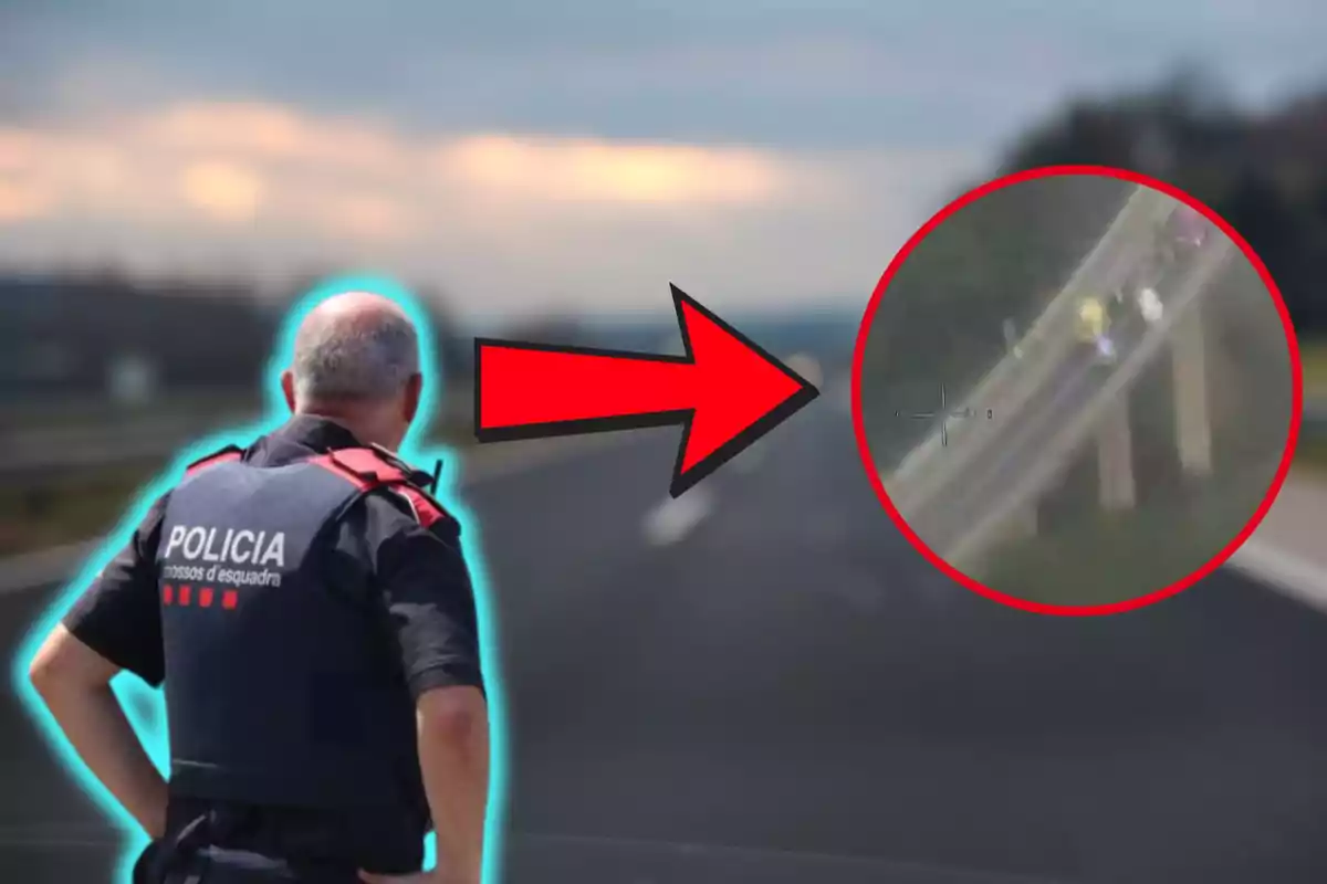 Un agent de policia d'esquena observa una carretera, amb una fletxa vermella que apunta a un cercle que amplia una secció de la via.