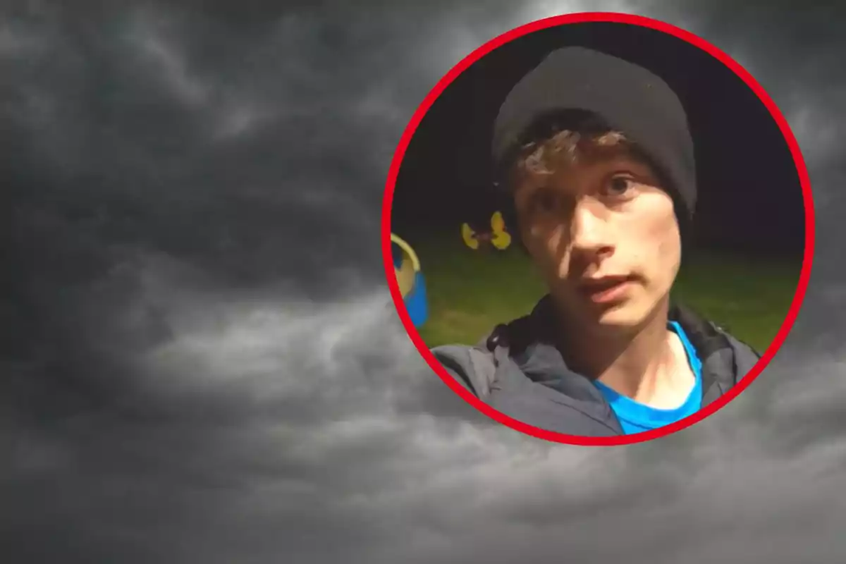 Un joven con gorro negro en un círculo rojo sobre un fondo de nubes oscuras.