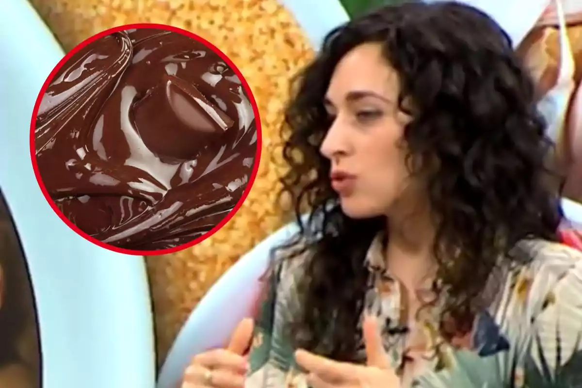 Una dona de cabell arrissat parla mentre un cercle mostra una imatge de xocolata fosa.