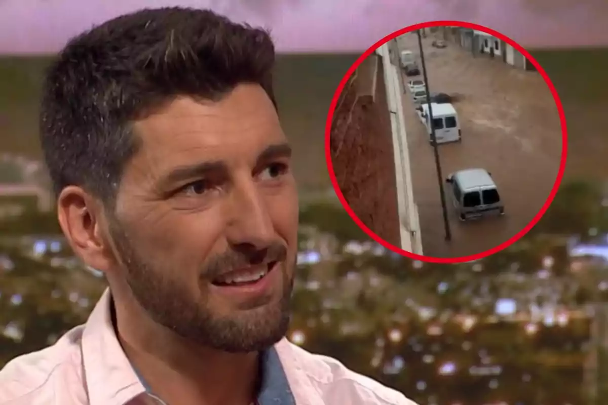 Un hombre sonriente en primer plano con una imagen circular de una calle inundada en el fondo.