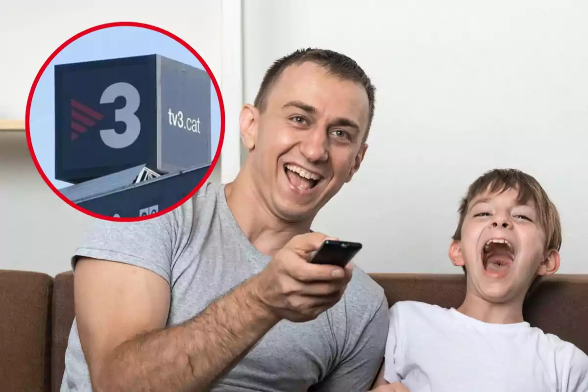 Un hombre y un niño sonríen mientras miran la televisión, con un control remoto en la mano del hombre; en un círculo rojo se muestra el logo de TV3.