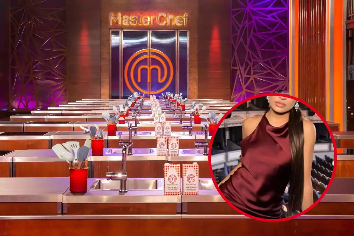 Un estudio de cocina con estaciones alineadas y utensilios, con un logotipo de MasterChef en el fondo y un recuadro que muestra a una persona con un vestido burdeos.