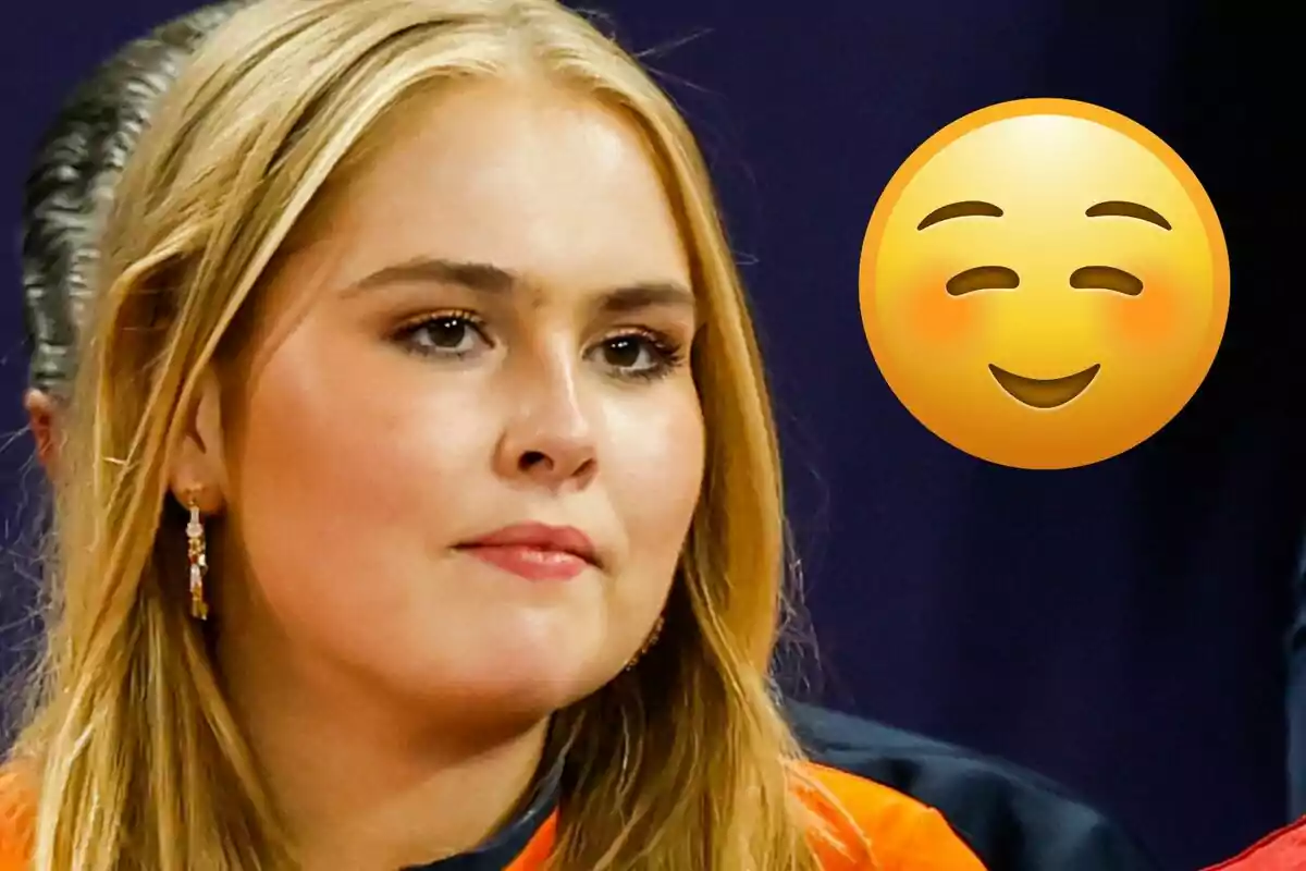 Amalia dels Països Baixos amb expressió neutral al costat d'un emoji somrient.