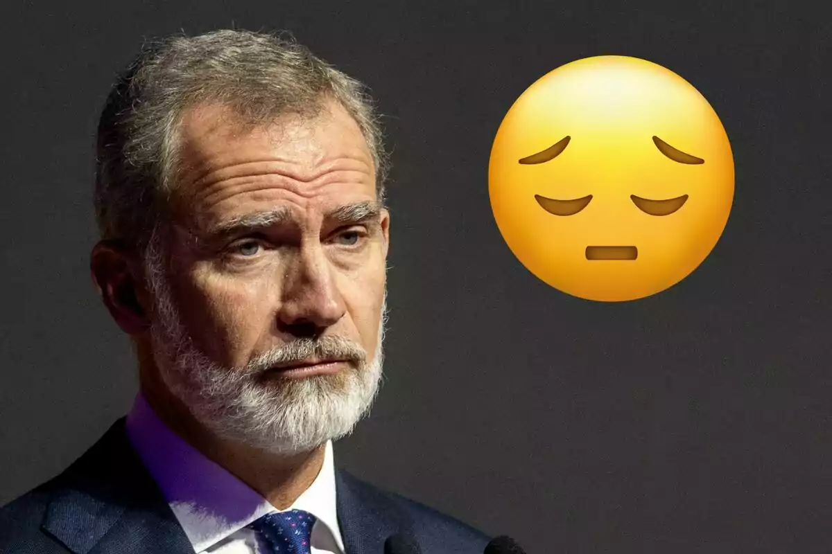 Felip VI amb expressió seriosa al costat d'un emoji de cara preocupada.