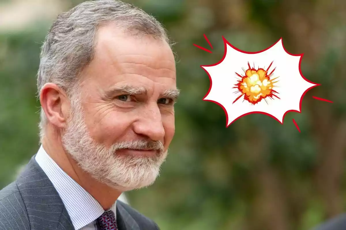 Felipe VI con traje y corbata sonríe mientras a su lado aparece una ilustración de explosión estilo cómic