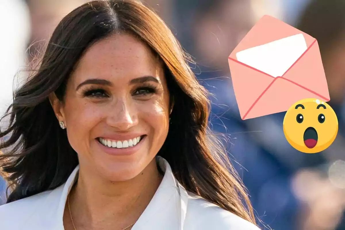 Meghan Markle somrient amb un sobre i un emoji sorprès superposats.
