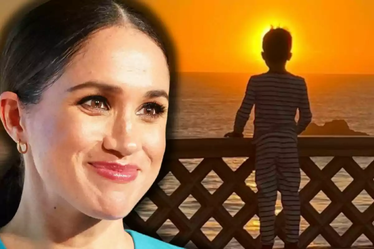 Primer pla de Meghan Markle somrient i al fons l’Archie d’esquena mirant la posta de sol sobre el mar