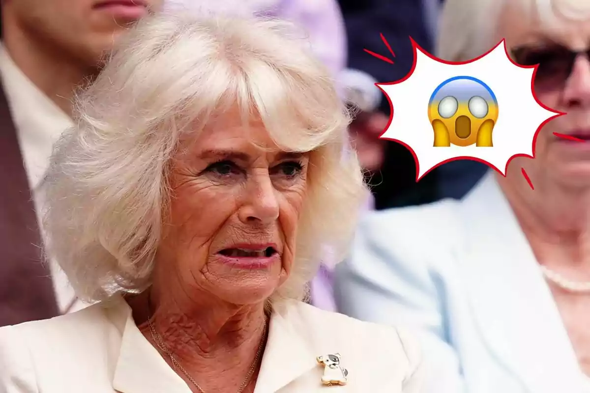 La reina Camila amb expressió de sorpresa o disgust al costat d'un emoji de cara sorpresa.