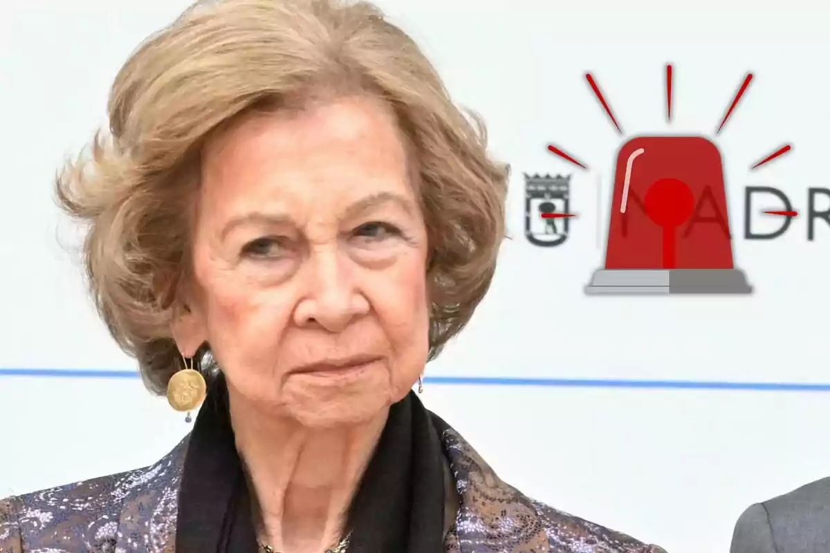 La reina Sofía lleva un pendiente dorado y está frente a un fondo blanco con un gráfico de sirena roja.