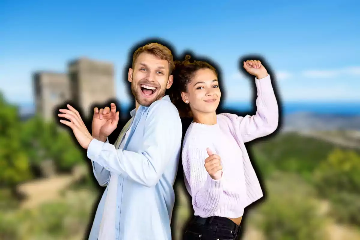 Dos personas sonrientes posan de espaldas en un entorno al aire libre con un castillo desenfocado al fondo.