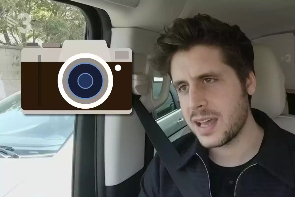 Un hombre con barba y cabello oscuro está sentado en el asiento del conductor de un automóvil, usando el cinturón de seguridad, con una cámara digital superpuesta en la imagen.