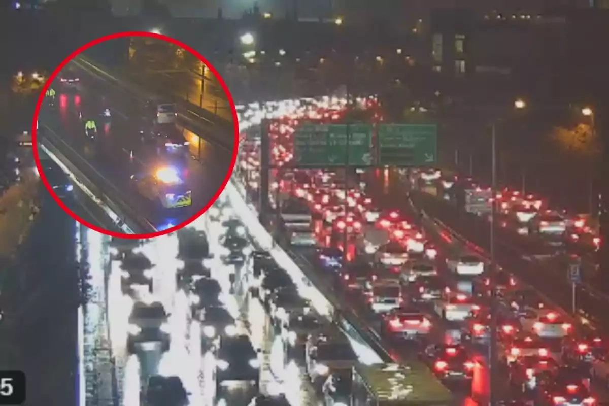 Una carretera congestionada por el tráfico nocturno con luces de vehículos encendidas y un círculo resaltando una sección con luces de emergencia.