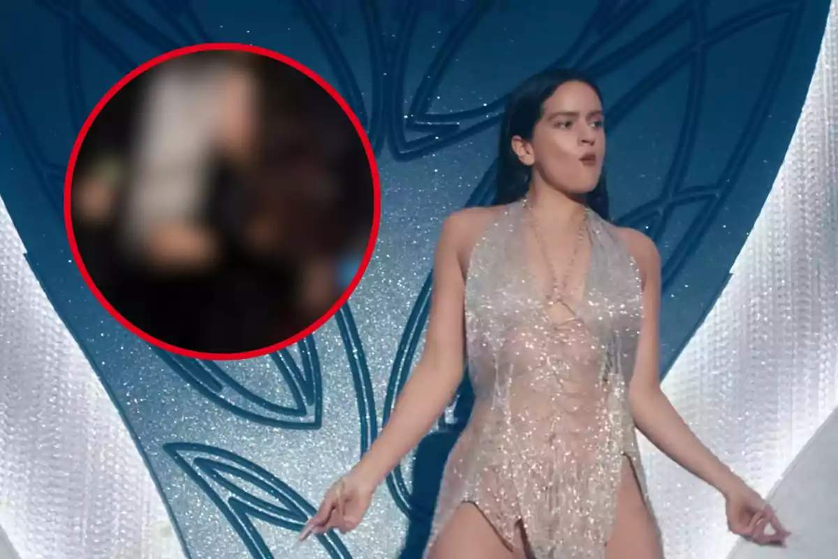 Una mujer con un vestido brillante y transparente está posando frente a un fondo decorativo azul y plateado, mientras que en la esquina superior izquierda hay un círculo rojo con una imagen borrosa en su interior.