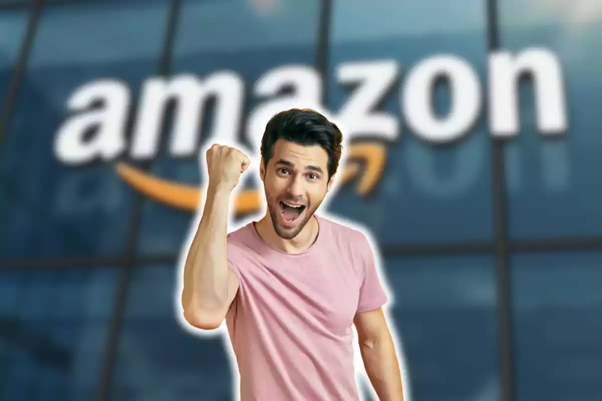 Home emocionat amb el logotip d'Amazon de fons.