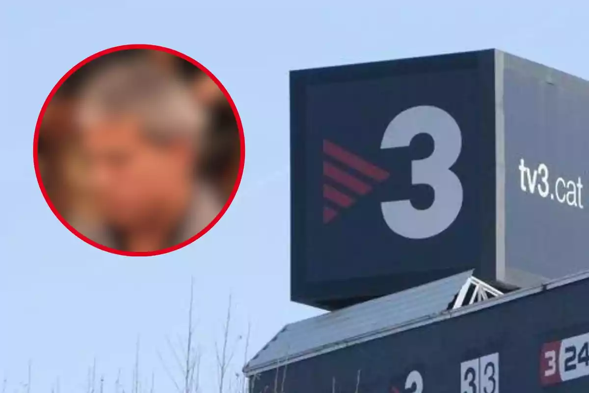 Un edifici amb el logotip de TV3 i l'adreça web tv3.cat, amb una imatge borrosa d'una persona en un cercle vermell a la cantonada superior esquerra.