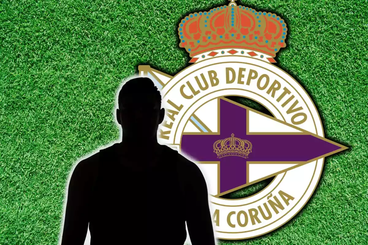 Silueta de una persona frente al escudo del Real Club Deportivo de La Coruña sobre un fondo de césped verde.