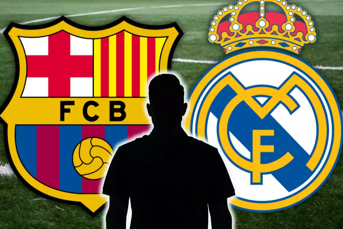 Una silueta de persona entre los escudos del FC Barcelona y el Real Madrid sobre un campo de fútbol.