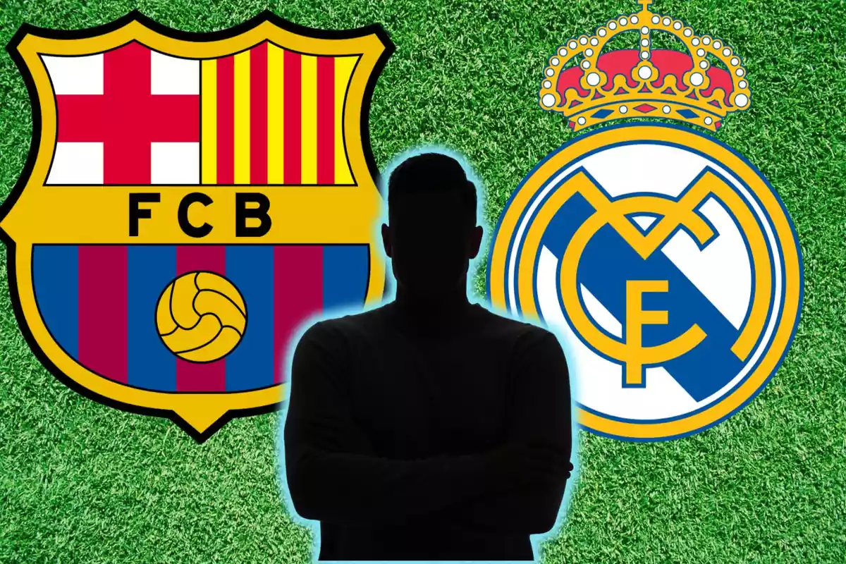 Una silueta de una persona se encuentra entre los escudos del FC Barcelona y el Real Madrid sobre un fondo de césped.