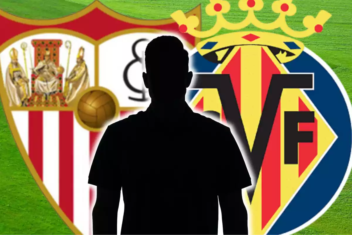 Silueta d?una persona davant dels escuts dels equips de futbol Sevilla i Vila-real sobre un fons de gespa.