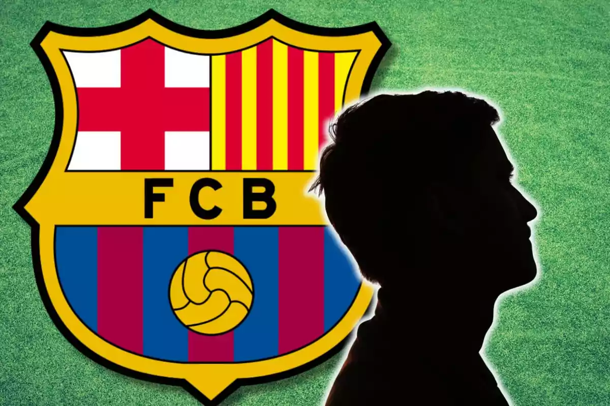 Silueta d?una persona davant de l?escut del FC Barcelona sobre un fons de gespa.