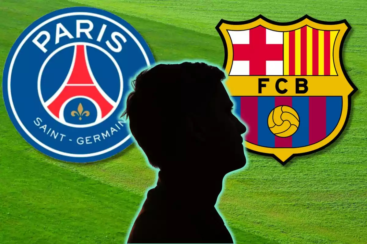 Silueta d?una persona entre els escuts dels equips de futbol Paris Saint-Germain i FC Barcelona sobre un fons de gespa.