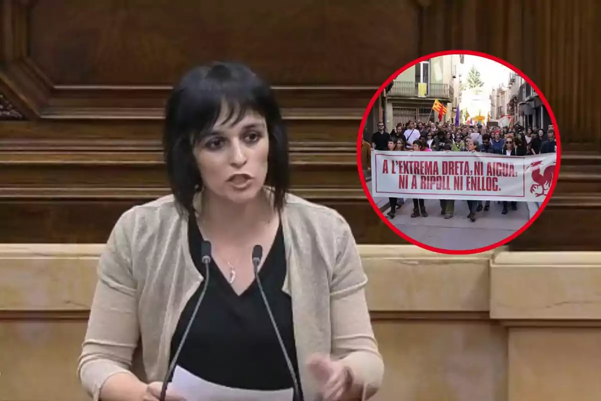 Dona parlant a un podi amb una imatge superposada d'una manifestació amb una pancarta.