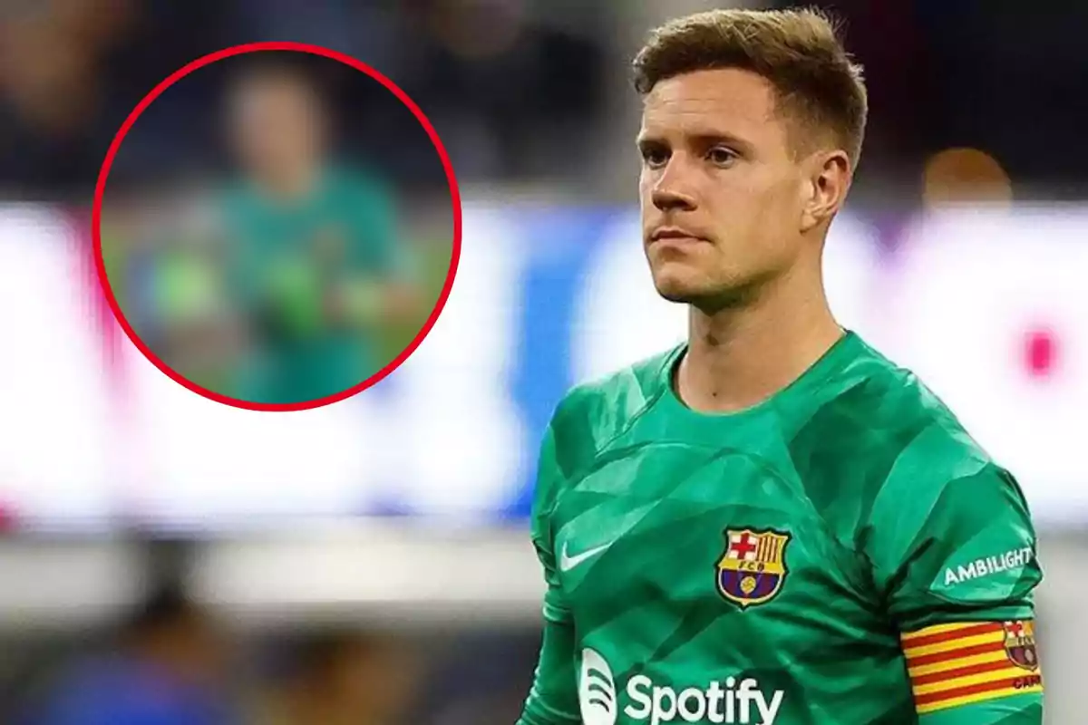 Un jugador de futbol amb l?uniforme del FC Barcelona i el braçalet de capità.