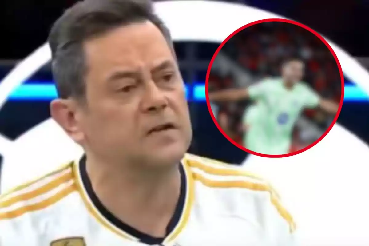 Un home amb una samarreta esportiva blanca i detalls daurats apareix en un estudi de televisió amb un gràfic de fons que mostra un jugador de futbol celebrant.