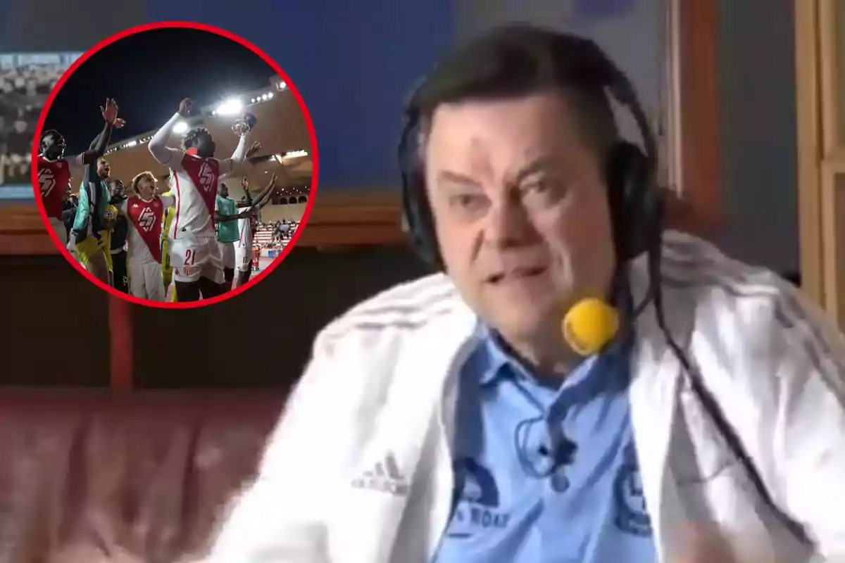 Un comentarista deportivo con auriculares y micrófono parece estar reaccionando a un evento mientras en un círculo rojo se muestra a un equipo de fútbol celebrando.