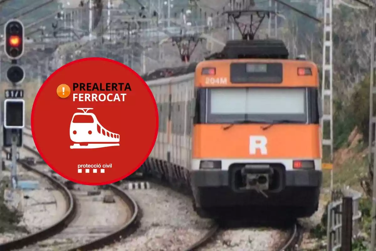 Un tren taronja a les vies amb un cartell vermell que diu PREALERTA FERROCAT i una icona de tren.