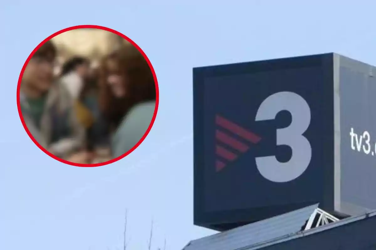 Un cartell de TV3 amb un cercle vermell que conté una imatge borrosa de persones.