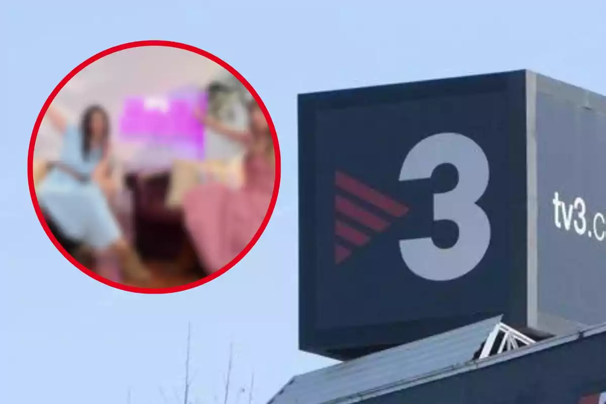 Un edificio con el logotipo de TV3 y un círculo rojo con una imagen borrosa de dos personas sentadas.