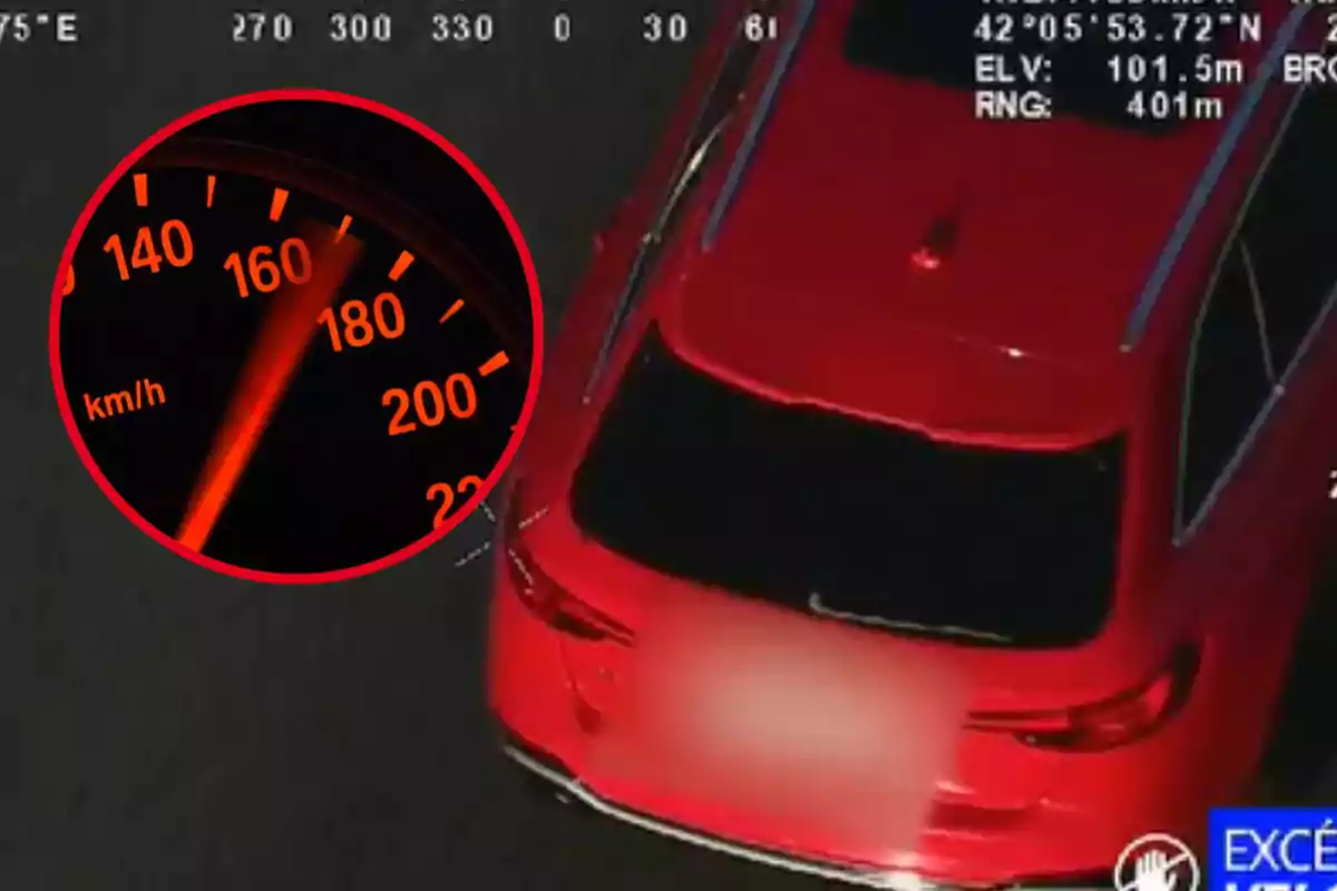 Imagen de un coche rojo captado desde arriba con un velocímetro que muestra una velocidad alta.