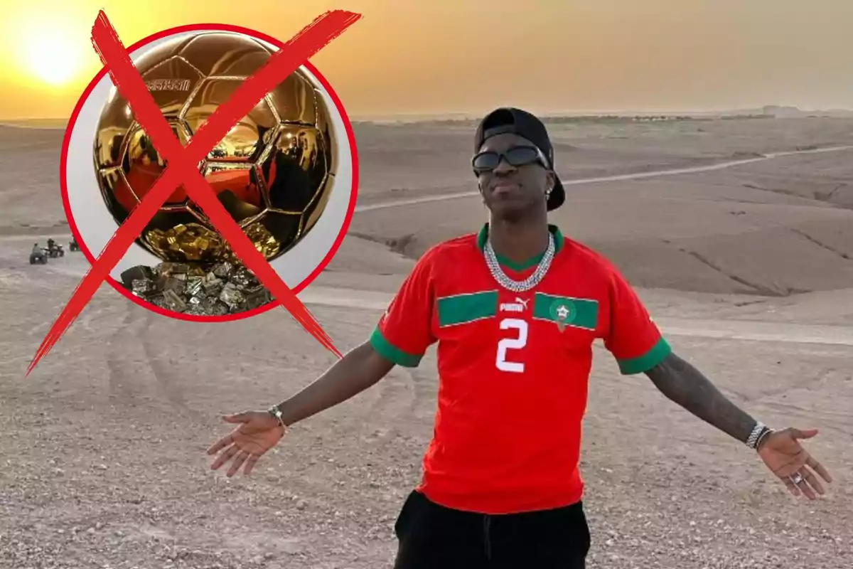 Un hombre con camiseta roja y gafas de sol posa en un paisaje desértico al atardecer con una imagen de un balón de oro tachado en la esquina superior izquierda.