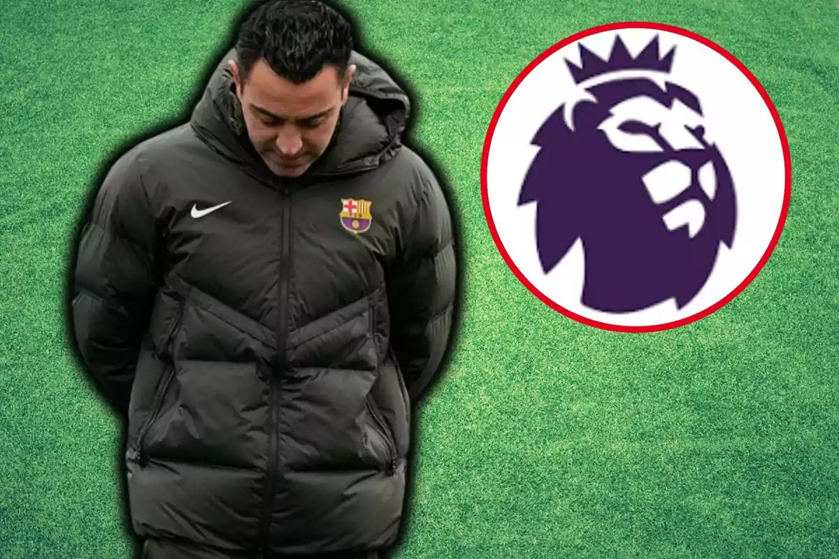 Un hombre con chaqueta del Barcelona está de pie sobre un fondo de césped junto al logo de la Premier League.