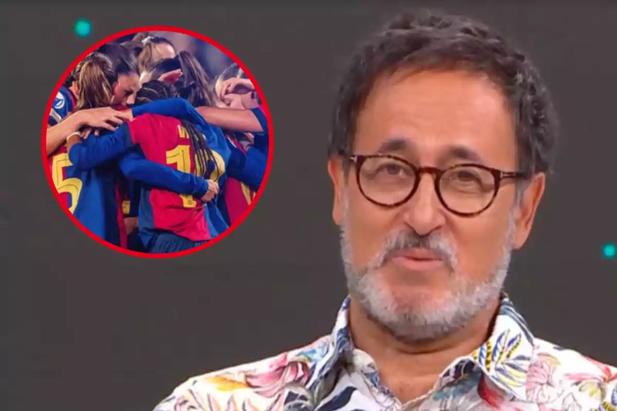 Un hombre con gafas y barba aparece en primer plano mientras en un recuadro se ve a un grupo de jugadoras de fútbol abrazándose.