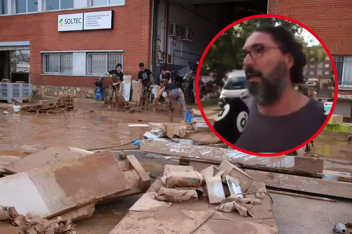 Personas limpiando lodo frente a un edificio de ladrillo con un letrero de Soltec y un recuadro muestra a un hombre siendo entrevistado.