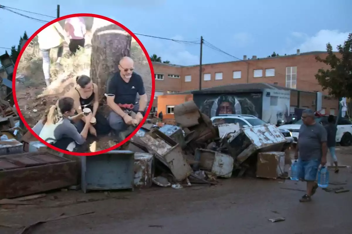 Una escena muestra a un hombre caminando con botellas de agua junto a una pila de escombros en una calle mientras en un recuadro se observa a tres personas sentadas en el suelo junto a un árbol.